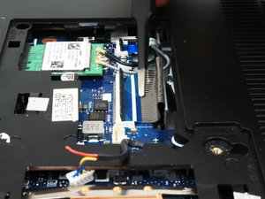 Langkah 6 — Melepaskan Kabel Keyboard