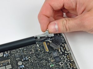 Langkah 6 — Lepaskan Bracket Kabel Data Layar