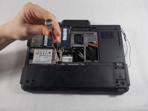Langkah 2 — Mengakses Bracket Hard Drive