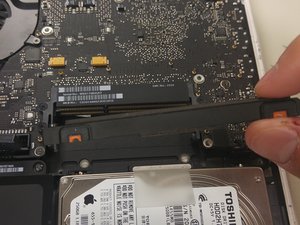 Langkah 8 — Mengangkat Bracket Hard Drive
