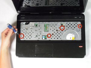 Langkah 1 — Lepaskan Kencang Baut di Bawah Panel