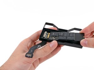 Langkah 6 — Angkat SSD dari Tray