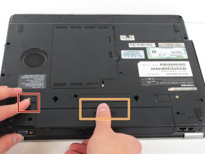 Langkah 3 — Lepaskan DVD Drive Lama