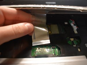 Langkah 4 — Menghubungkan dan Melepas Kabel Keyboard
