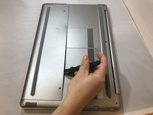 Langkah 4 — Lepaskan Kabel dan Tutup Bawah