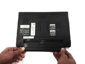 Langkah 2 — Menghilangkan Penutup Motherboard