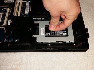 Langkah 4 — Lepaskan Hard Drive Lama dan Pasang yang Baru