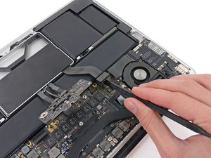 Langkah 1 — Lepaskan Kabel SSD dari Papan Logika