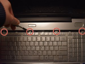 Langkah 2 — Menghilangkan Sekrup Penahan Keyboard