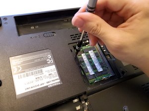 Langkah 3 — Mengeluarkan Optical Drive
