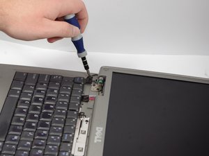 Langkah 3 — Lepaskan Sekrup Penahan Keyboard