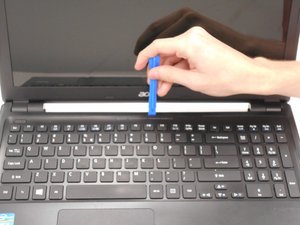 Langkah 3 — Melepas Kabel Keyboard