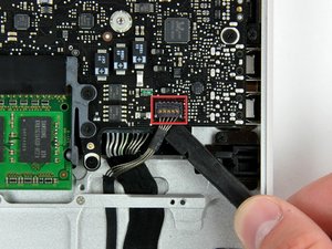 Langkah 4 — Lepas Penghubung Indikator Level Baterai