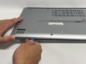 Langkah 2 — Membuka Tutup Bawah Laptop