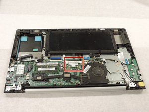 Langkah 3 — Lepaskan kabel koneksi ke adapter jaringan