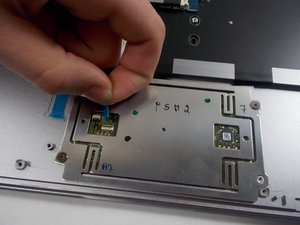 Langkah 3 — Menghubungkan Kabel Trackpad