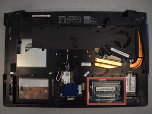 Langkah 6 — Melepas Kabel Wi-Fi