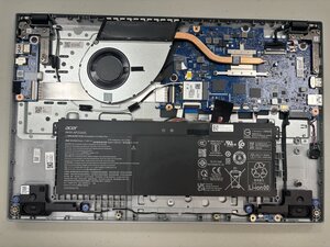 Langkah 1 — Matikan Laptop dan Buka Panel Bawah