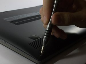 Langkah 3 — Lepaskan Screws di Sisi Luar Laptop