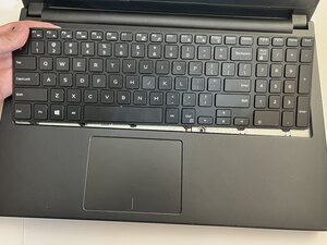 Langkah 4 — Angkat Keyboard ke Area Palm Rest