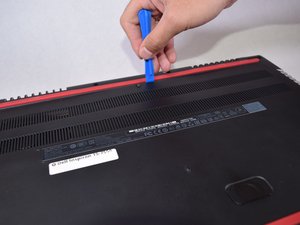 Langkah 3 — Buka Panel Belakang dengan Alat Pembuka