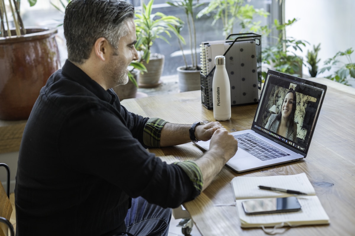 Pria melakukan video call menggunakan laptop