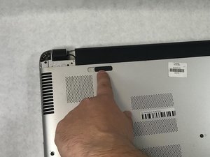Langkah 1 — Matikan Laptop dan Buka Baterai