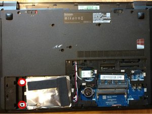 Langkah 3 — Mengeluarkan Screws Pengunci Hard Drive