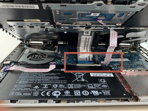 Langkah 6 — Lepaskan Kabel ZIF yang Terhubung