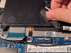 Langkah 6 — Lepaskan Kabel Baterai