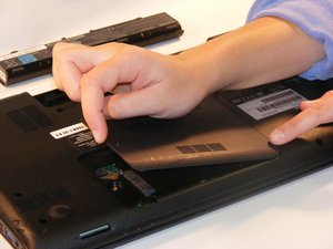 Langkah 3 — Mengangkat Panel Ventilasi Tengah