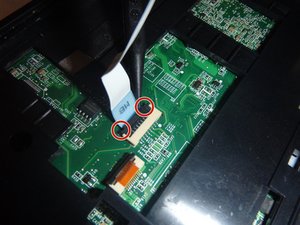 Langkah 3 — Lepaskan Kabel Mousepad