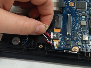 Langkah 5 — Mengeluarkan Kabel Monitor