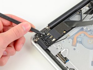 Langkah 3 — Melepaskan Kabel Antena dan Kamera