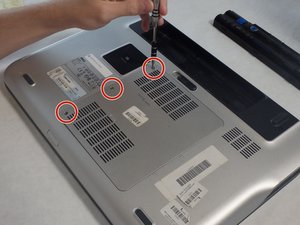 Langkah 1 — Mengakses Panel Belakang Laptop