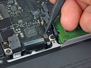 Langkah 8 — Mengeluarkan Kabel Backlight Keyboard