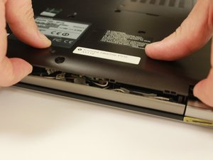 Langkah 3 — Membuka Casing Belakang Laptop