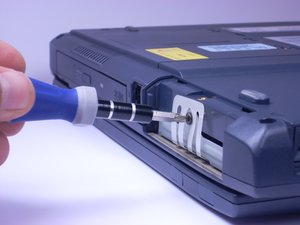Langkah 3 — Lepaskan Sekrup dan Tray Hard Drive