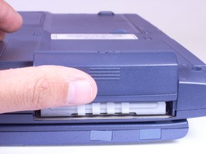 Langkah 2 — Buka Tutup Hard Drive