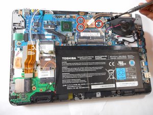Langkah 4 — Menghilangkan Sekrup Heat Sink