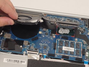 Langkah 4 — Lepaskan Kipas dan Heatsink