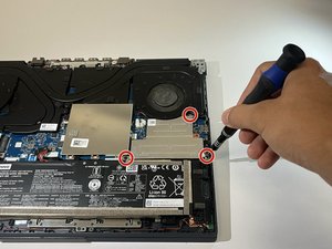 Langkah 5 — Lepaskan Penutup Logam dan SSD