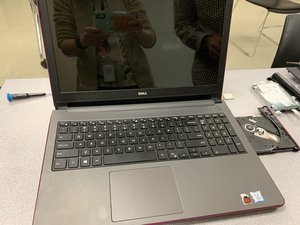 Langkah 1 — Matikan Laptop dan Keluarkan CD Tray