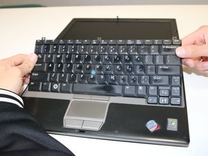 Langkah 4 — Lepaskan Keyboard dari Motherboard
