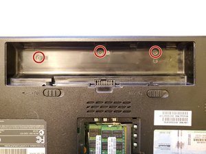 Langkah 6 — Melepas Bezel Keyboard