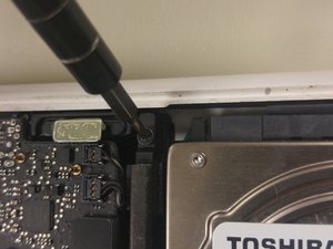 Langkah 8 — Mengangkat Bracket Hard Drive