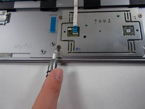 Langkah 4 — Mengangkat Sekrup Penjepit Trackpad