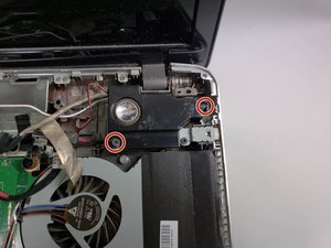 Langkah 6 — Melepas Sekrup Speaker