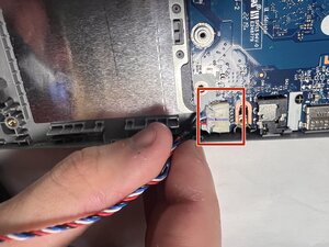 Langkah 4 — Lepaskan kabel speaker dari motherboard