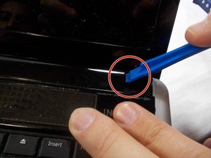 Langkah 1 — Mengangkat Strip Plastik di Atas Keyboard